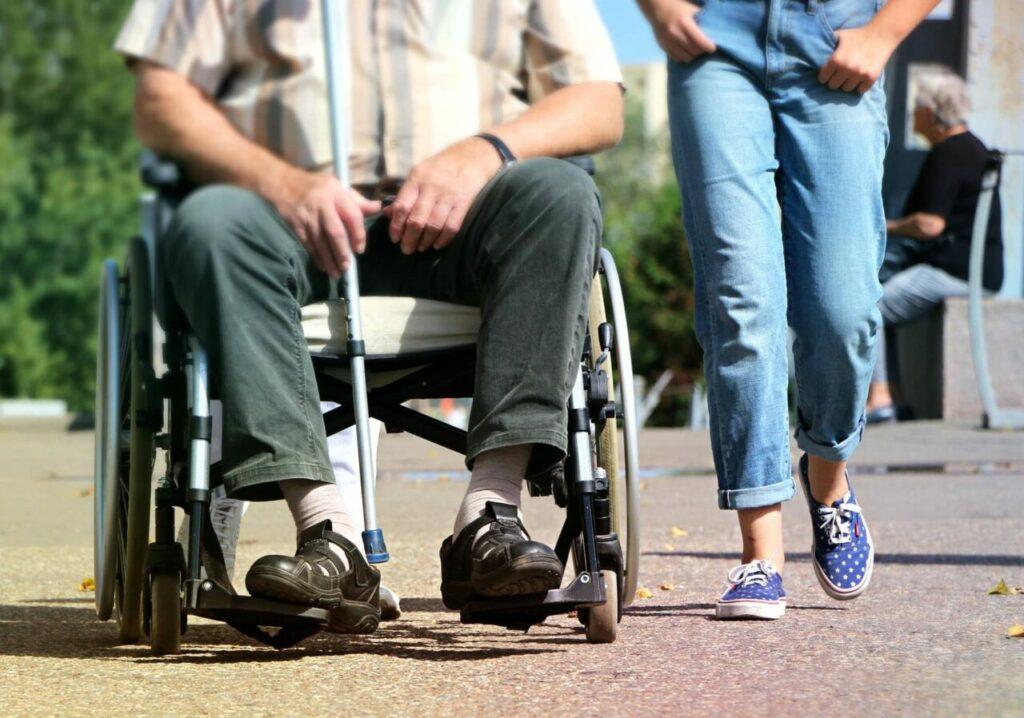 Mann im Rollstuhl